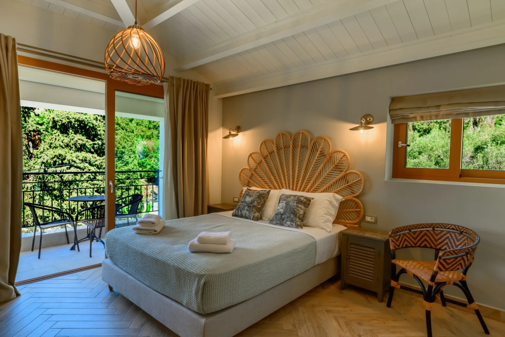 Deluxe Double Suite with partial sea view (full double bed)