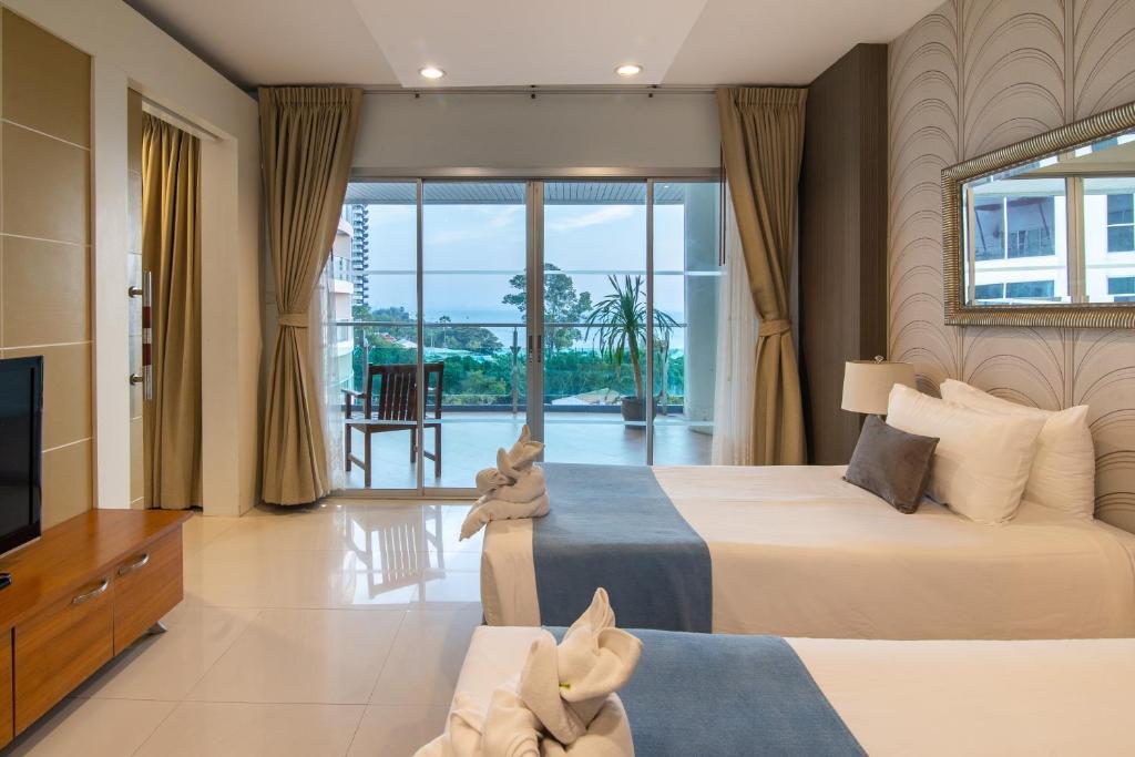 Семейный люкс с видом на море в Royal Beach View Suites