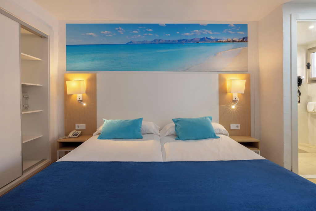 Standard Double room with side sea view (twin beds)