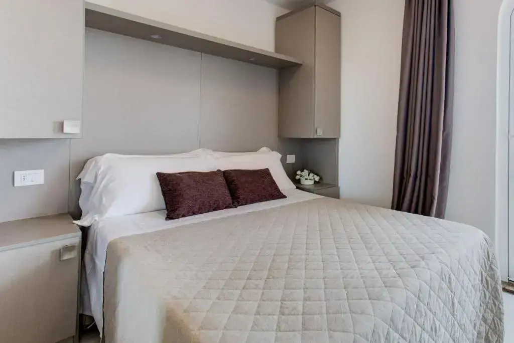 Small Double room (full double bed)
