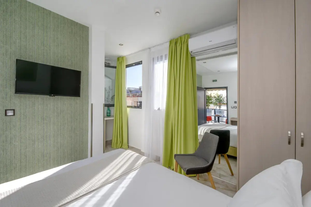 Double Penthouse Hot Tub with Acropolis View (full double bed)