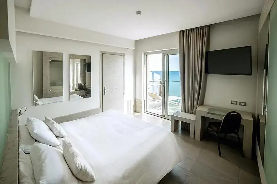 Double room with balcony and with sea view (full double bed)