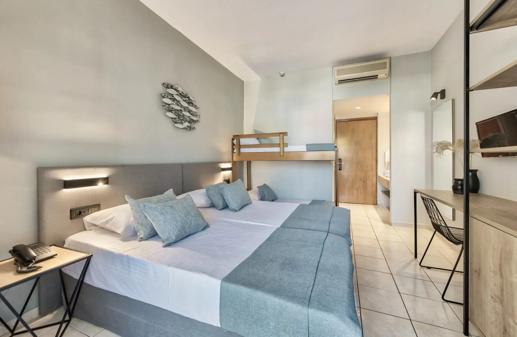 Premium Quadruple room with pool view