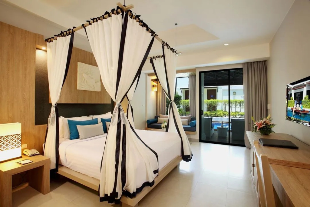 undefined Room Type - Pool Access Blue Wing Double room (full double bed)