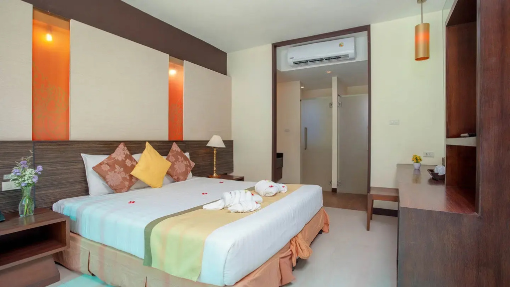 Courtyard Double Suite (full double bed)