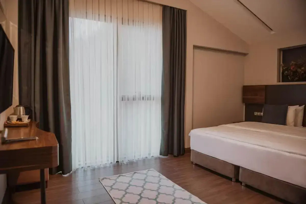 Trapezus with Jacuzzi and Fireplace Double Suite (full double bed)