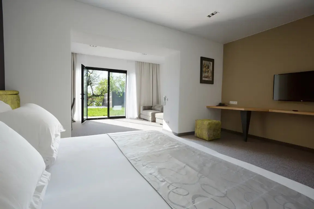 No. 6 Deluxe room with pool view