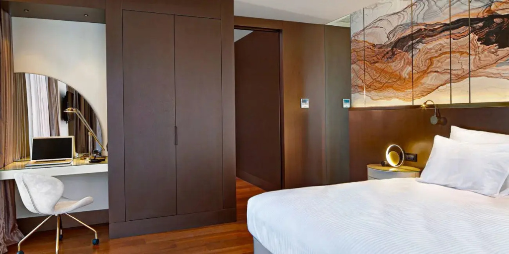 Corner Double Suite full double bed