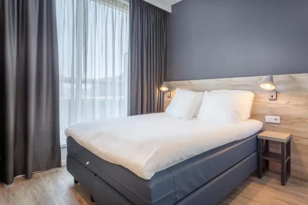 Small Double room (full double bed)