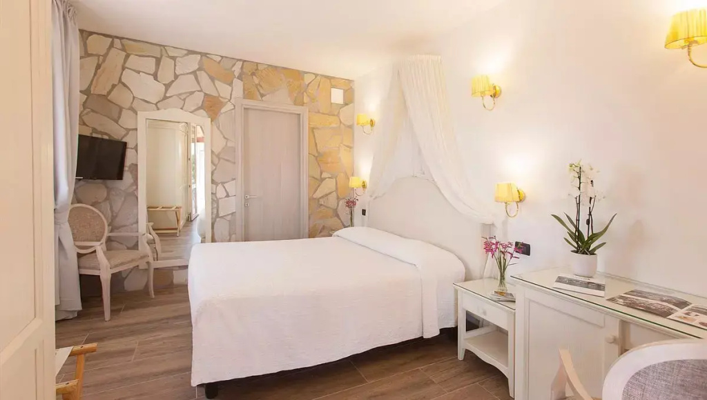 Romantic Double room (full double bed)