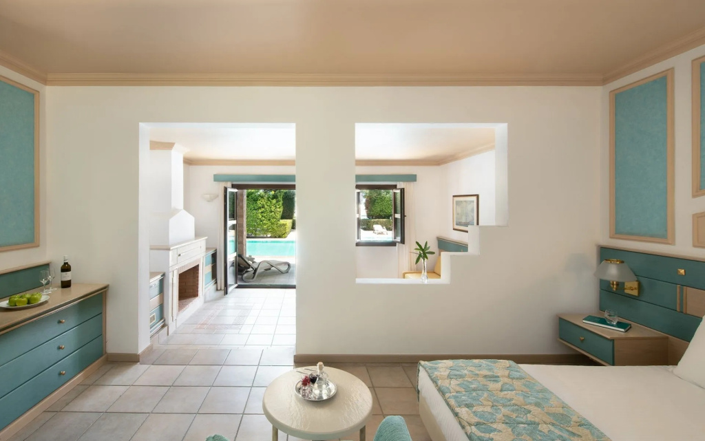 Sharing Pool Double Junior Suite seafront (full double bed)