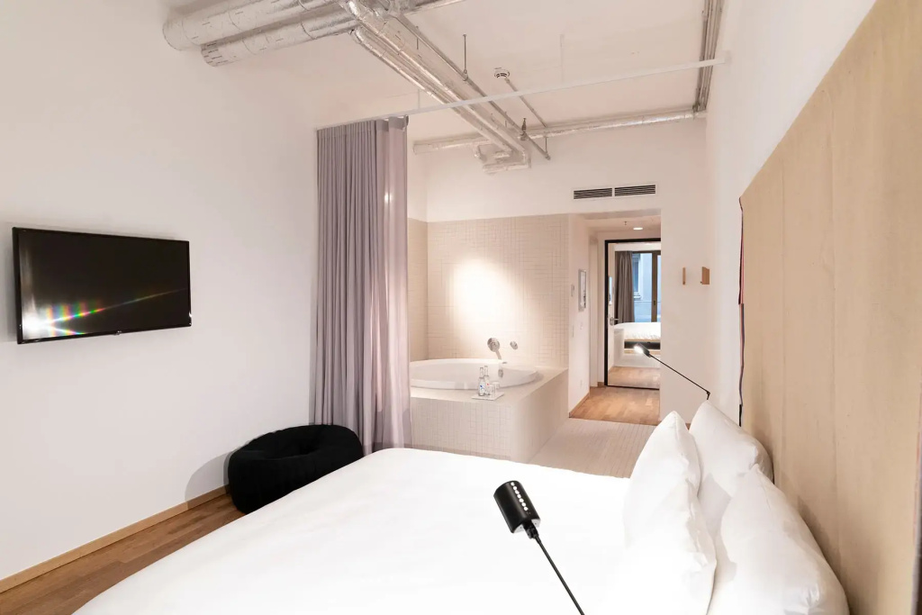 Jacuzzi Double Downtown (full double bed)