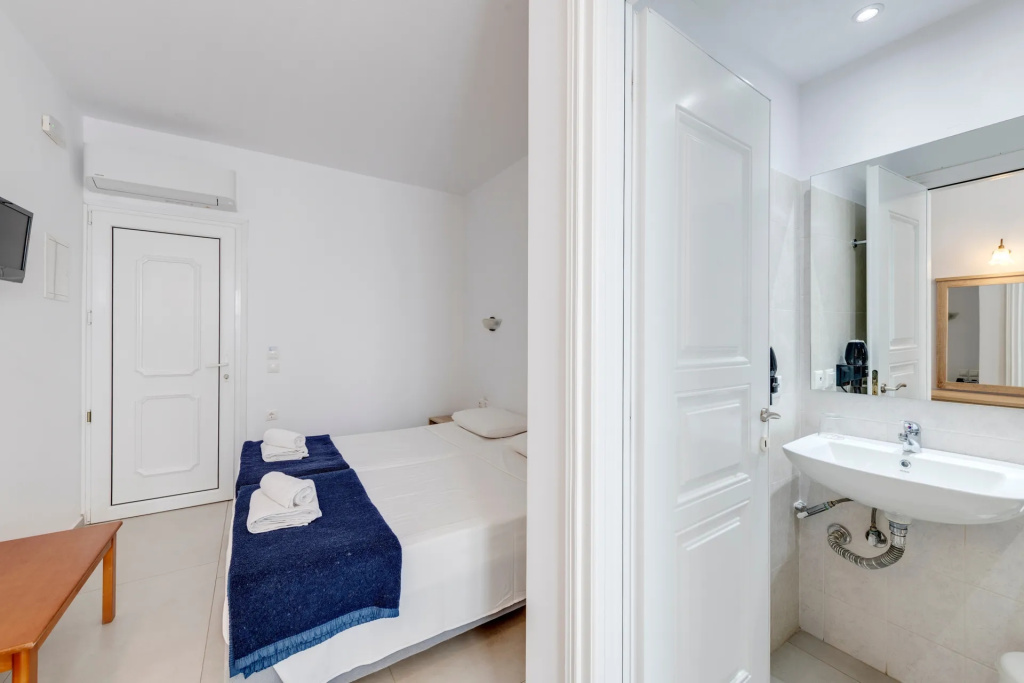 Small with a Window To The Corridor Double room (twin beds)