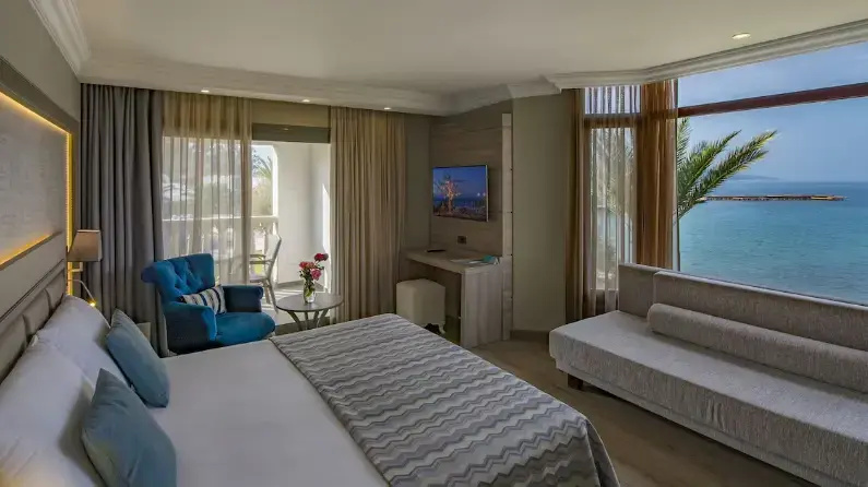 Corner Double room (full double bed)