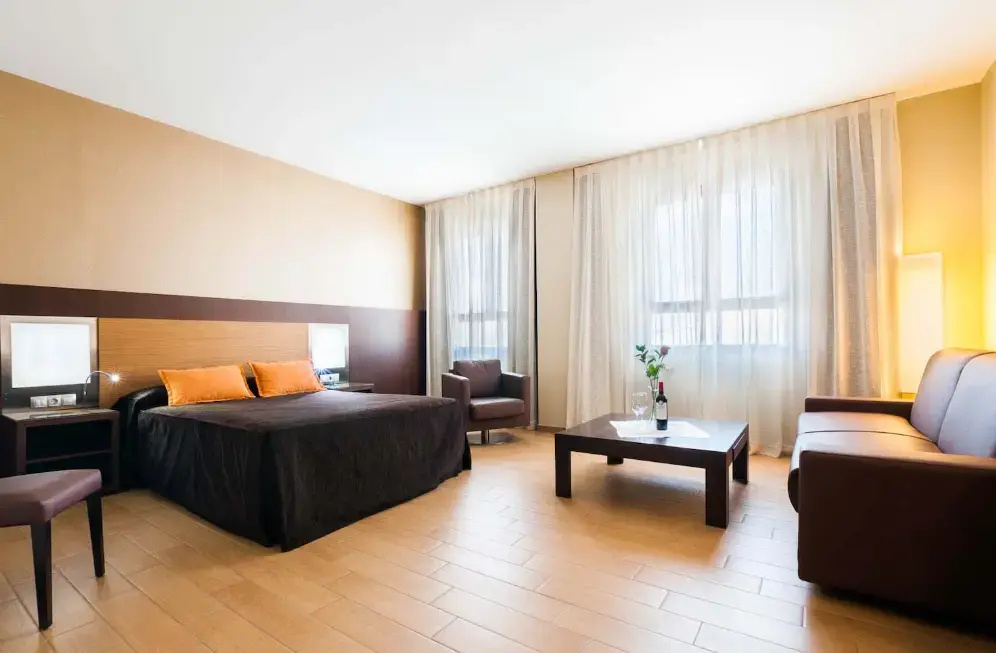 Deluxe Double room (full double bed)