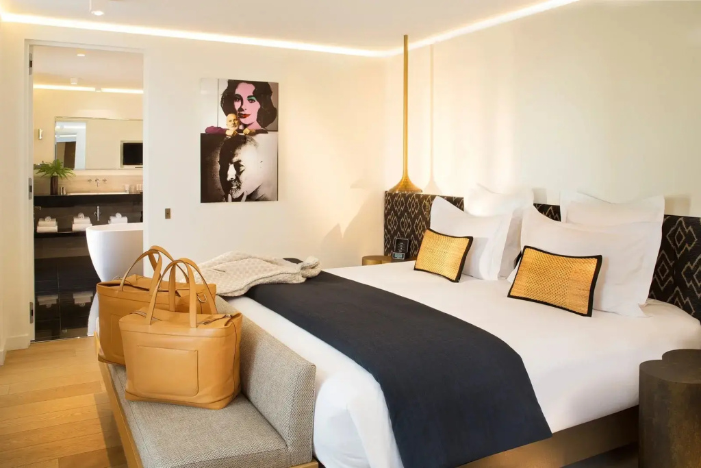 Marignan Eiffel Tower Double Suite (full double bed)