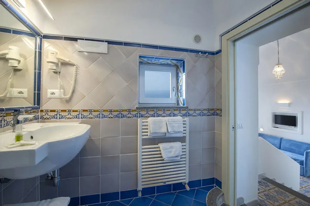 High Noon Double Junior Suite (full double bed)
