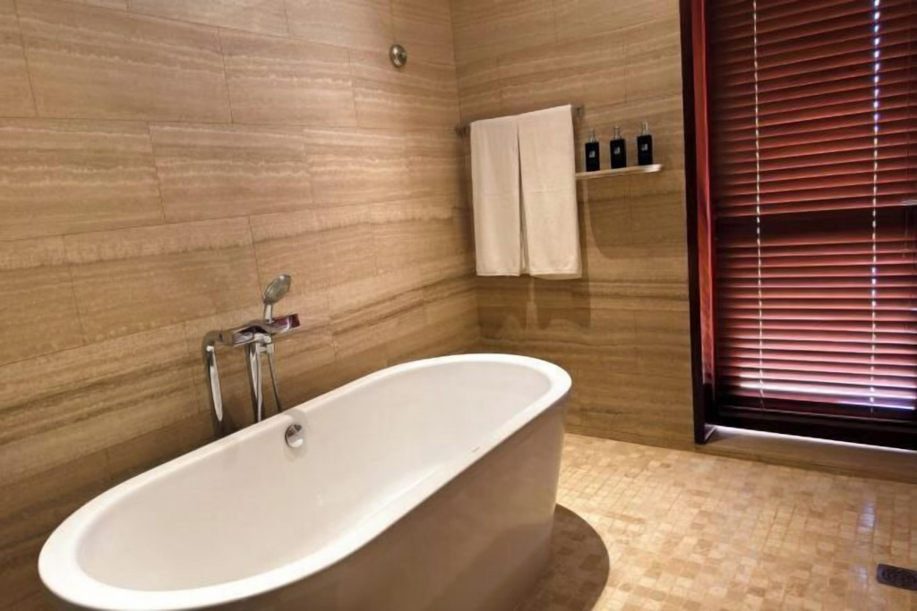 Luxury Double Pool Suite with garden view (full double bed)