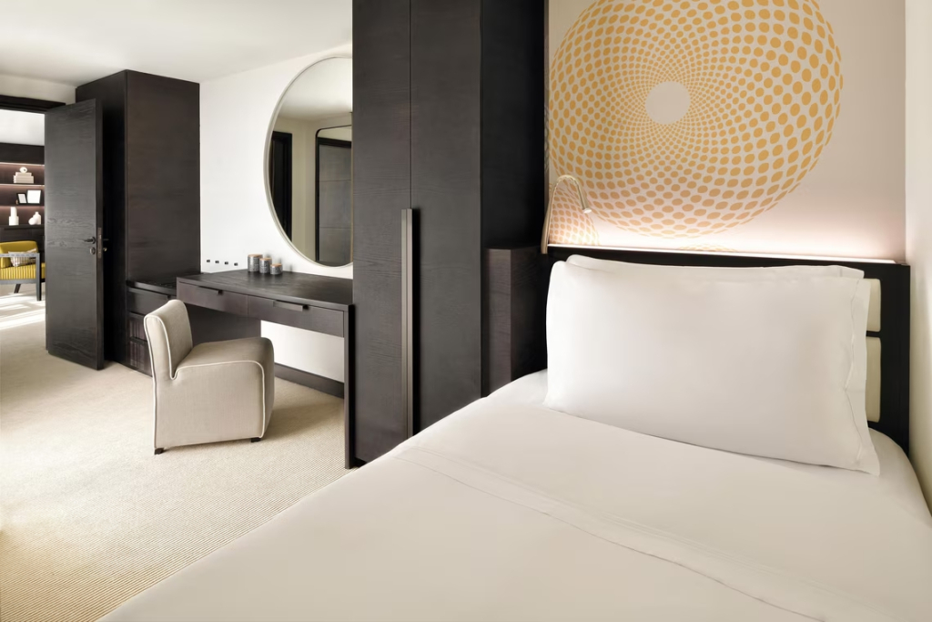 Двухместный люкс клубный Family c 1 комнатой с балконом и с видом на море двуспальная кровать в Гостевой дом