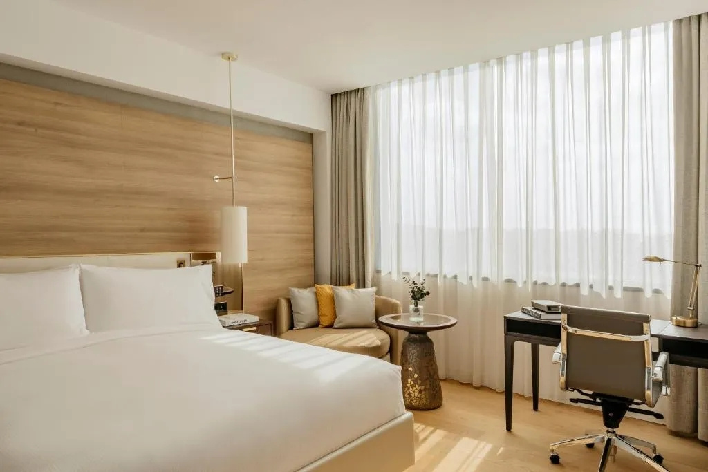 1 Bedroom RedLevel Double Suite, bed type is subject to availability, full double bed room photo 1
