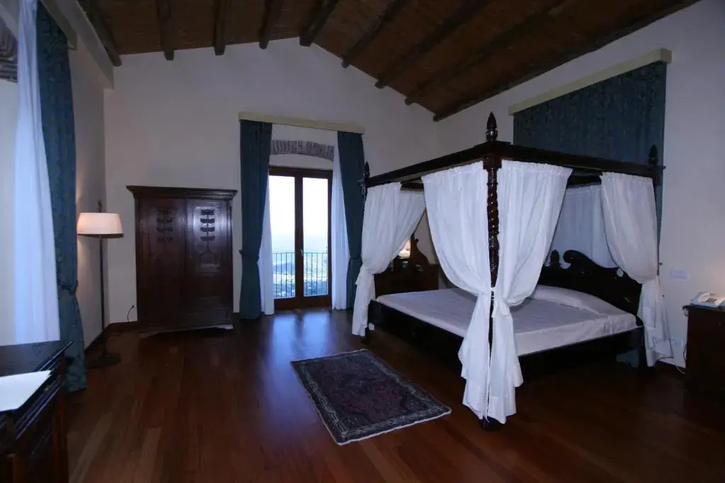 Double Suite full double bed