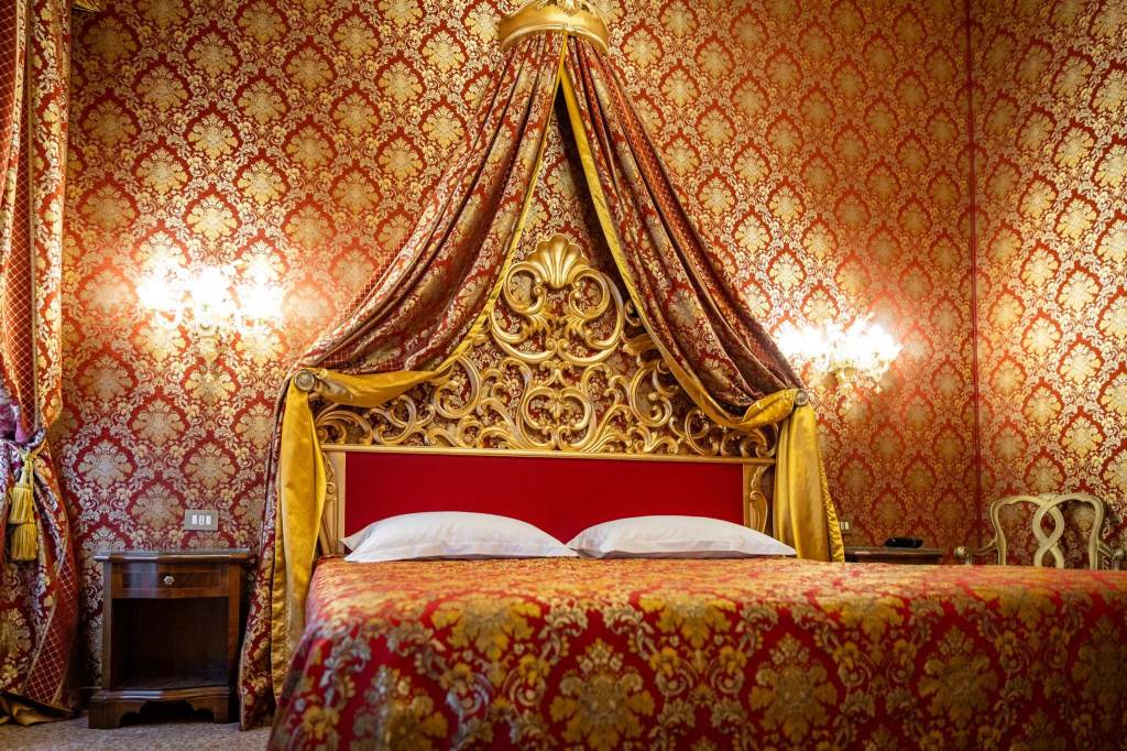 (1)Deluxe Double room (full double bed) (king size bed) at Hotel Giorgione in Venice