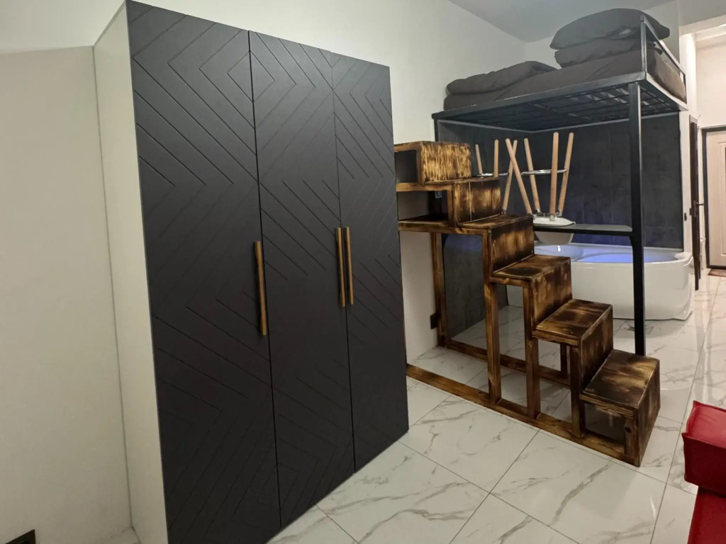 One-room No. 111 Double Suite Apartment (full double bed)