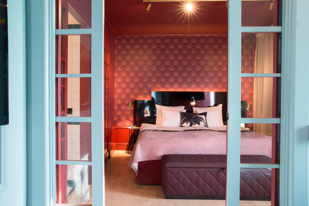 Grand Terrace Double Suite full double bed