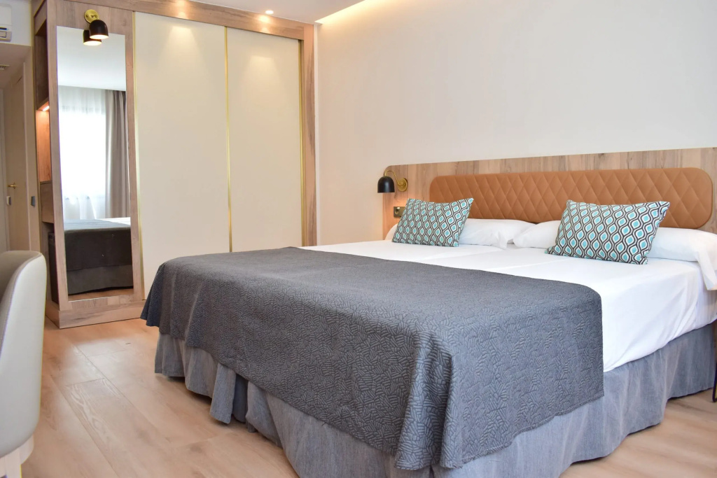 Adapted Triple room with pool view