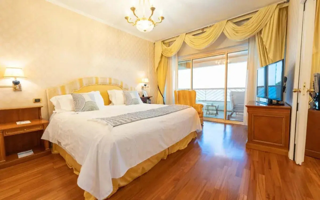 Royal Luxury Double Suite (full double bed)