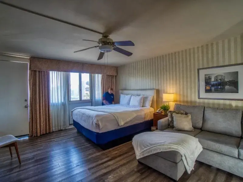 Double Junior Suite with balcony and with partial bay view (full double bed)