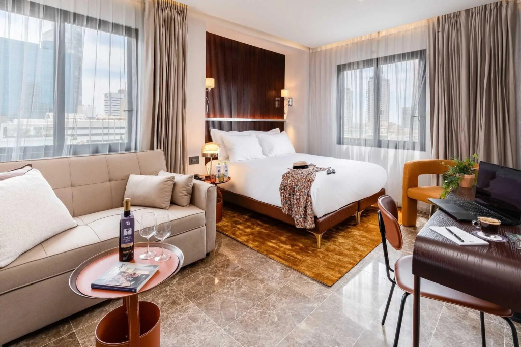 Deluxe Double room (full double bed)