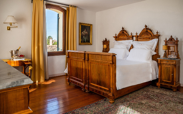 101 Double Junior Suite (full double bed)