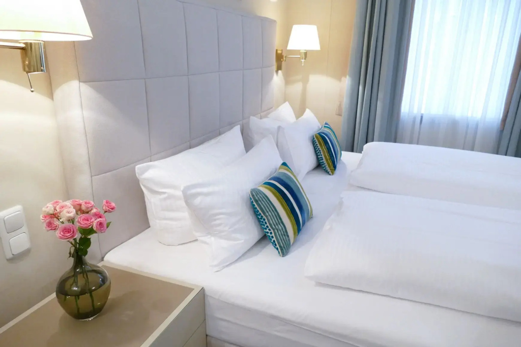 Double room with courtyard view (full double bed)