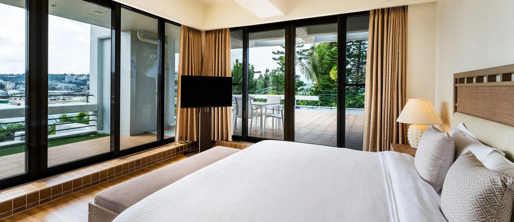 2 Bedrooms Quadruple Moon Beach Suite with harbour view