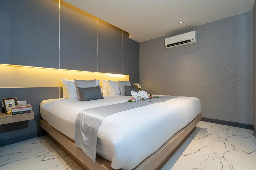 Двухместный номер студия с балконом двуспальная кровать в Patong Bay Residence