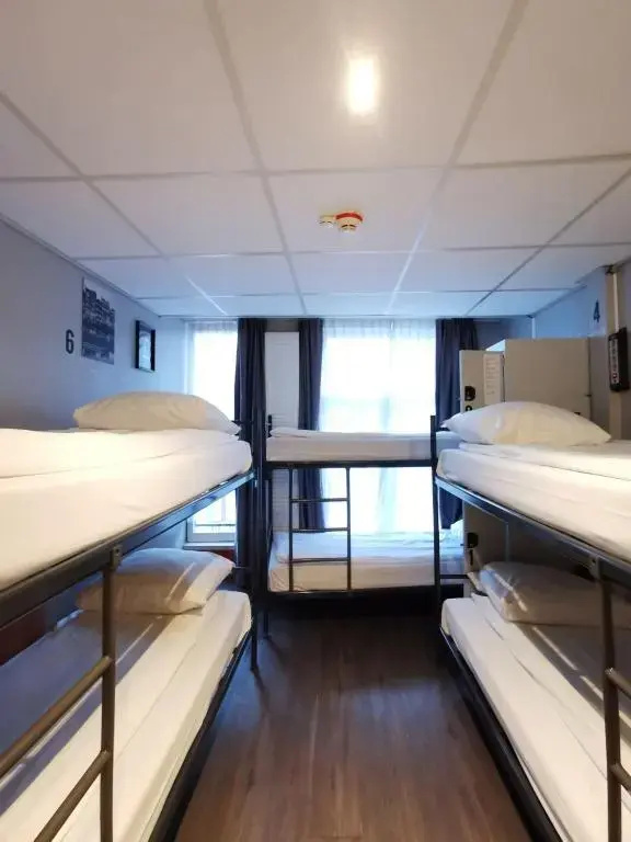 Sextuple room