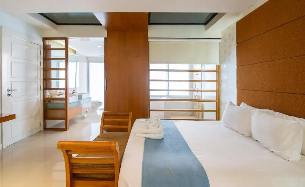 Люкс с 2 комнатами с видом на море в Royal Beach View Suites