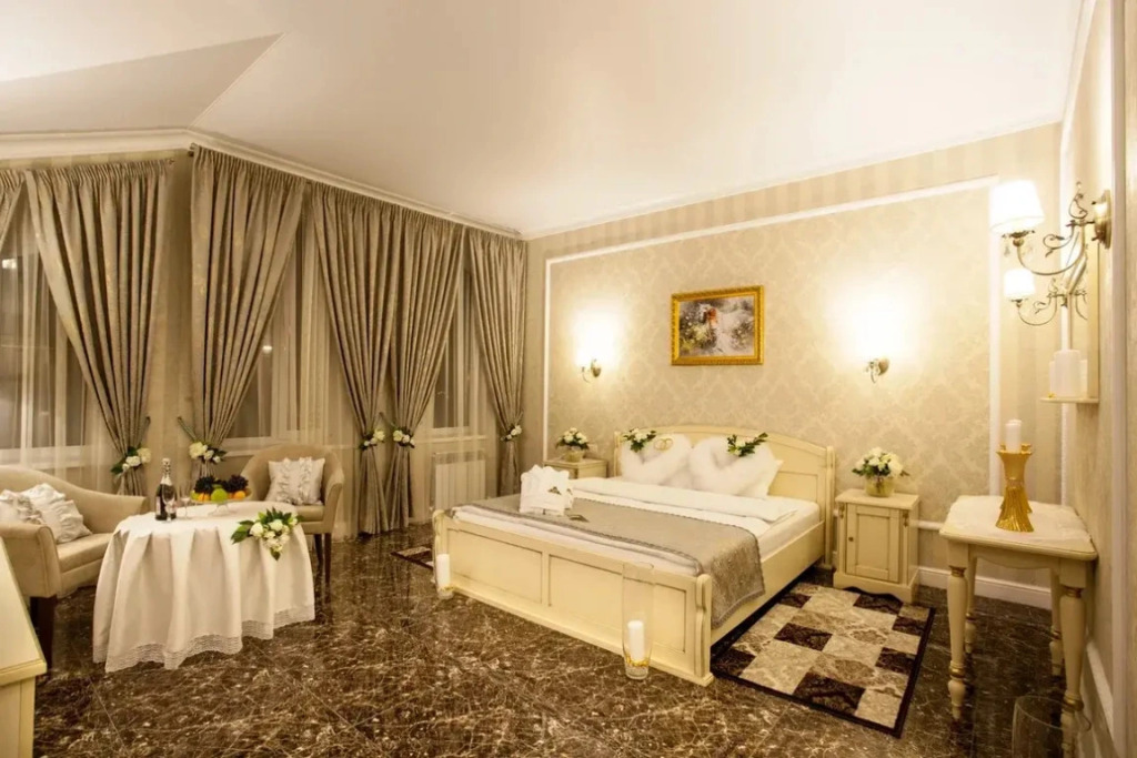 Двухместный номер Свадебный Deluxe двуспальная кровать в Чапаев