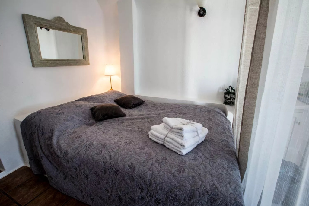 Standard Double Studio with Caldera view (full double bed)