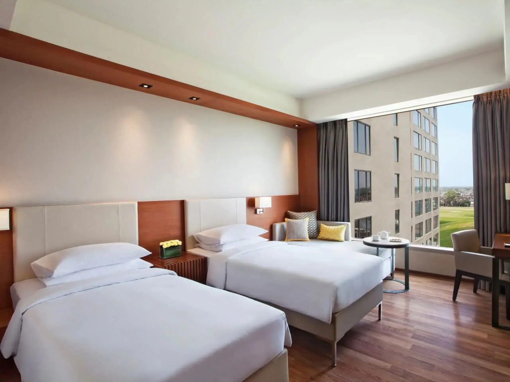 Double Club Access room Skyline View (twin beds)