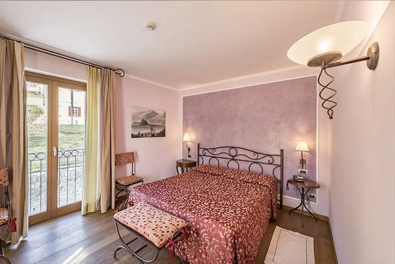 Corner Double room with street view (full double bed)