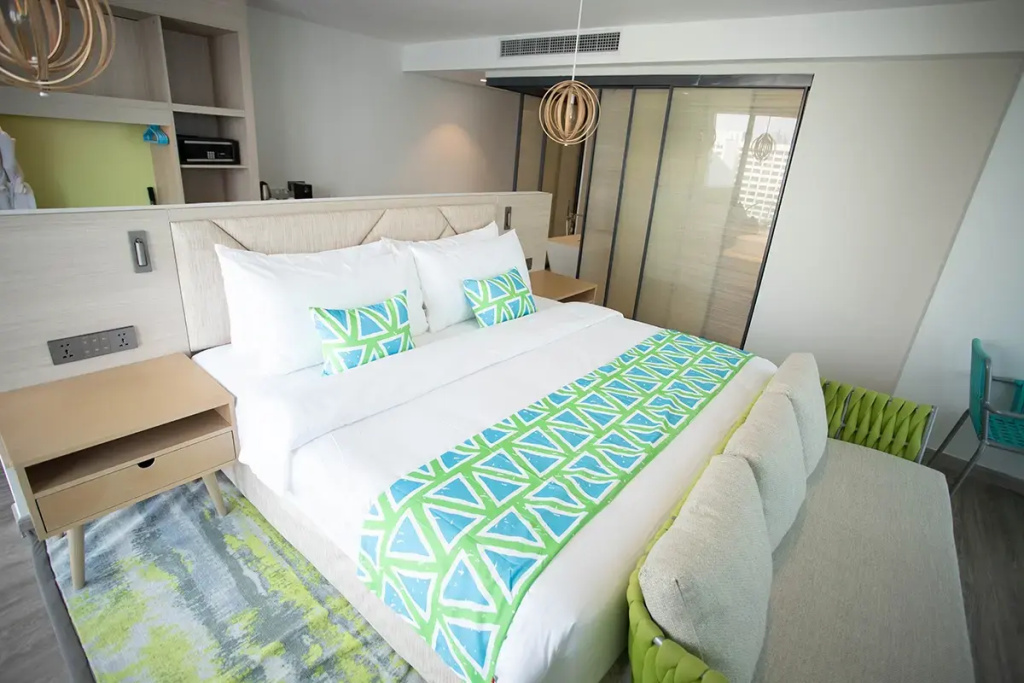 Pool Sky Suite with bay view