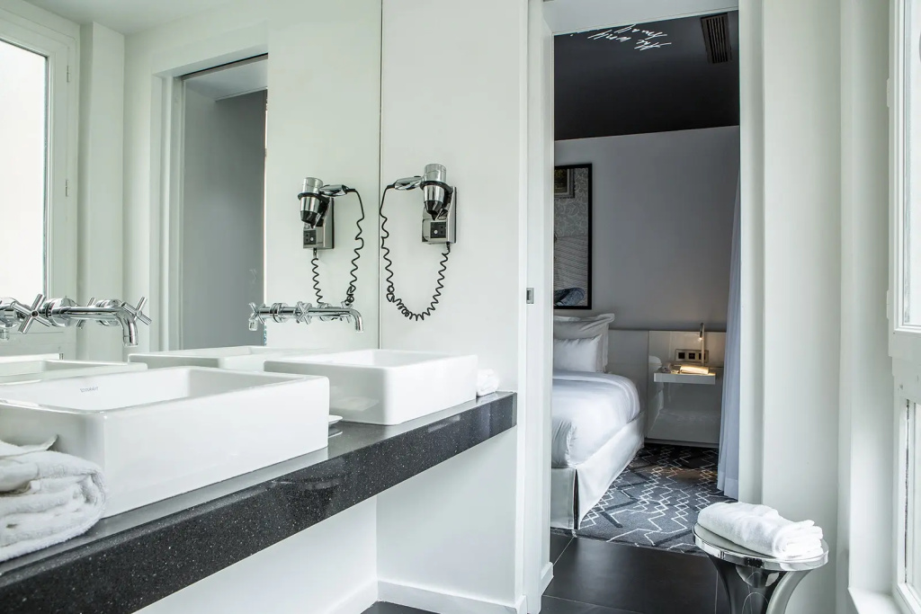 Le General Hotel 64