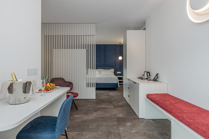 Double Suite with pool view (full double bed)