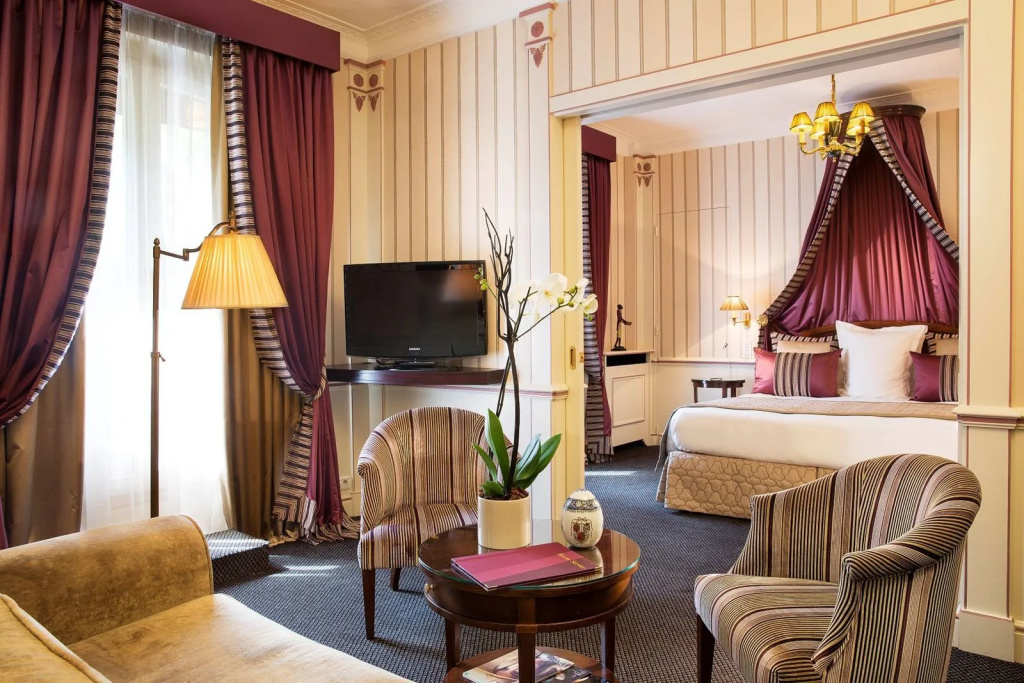 Napoleon Hotel 87