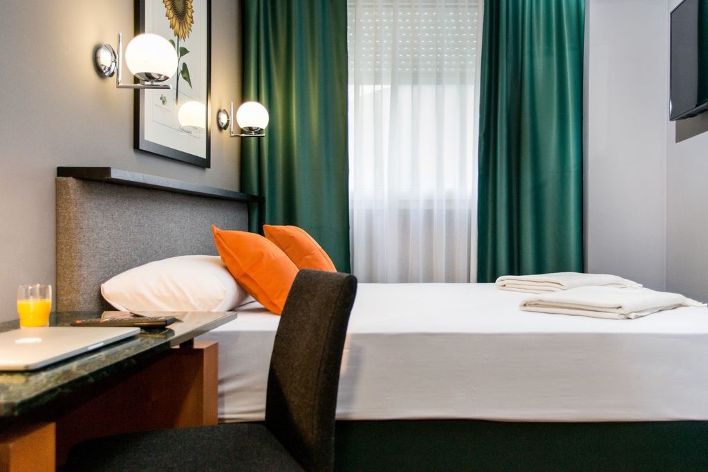 Hotel Malcom and Barret Room Type - Cosy Double room full double bed