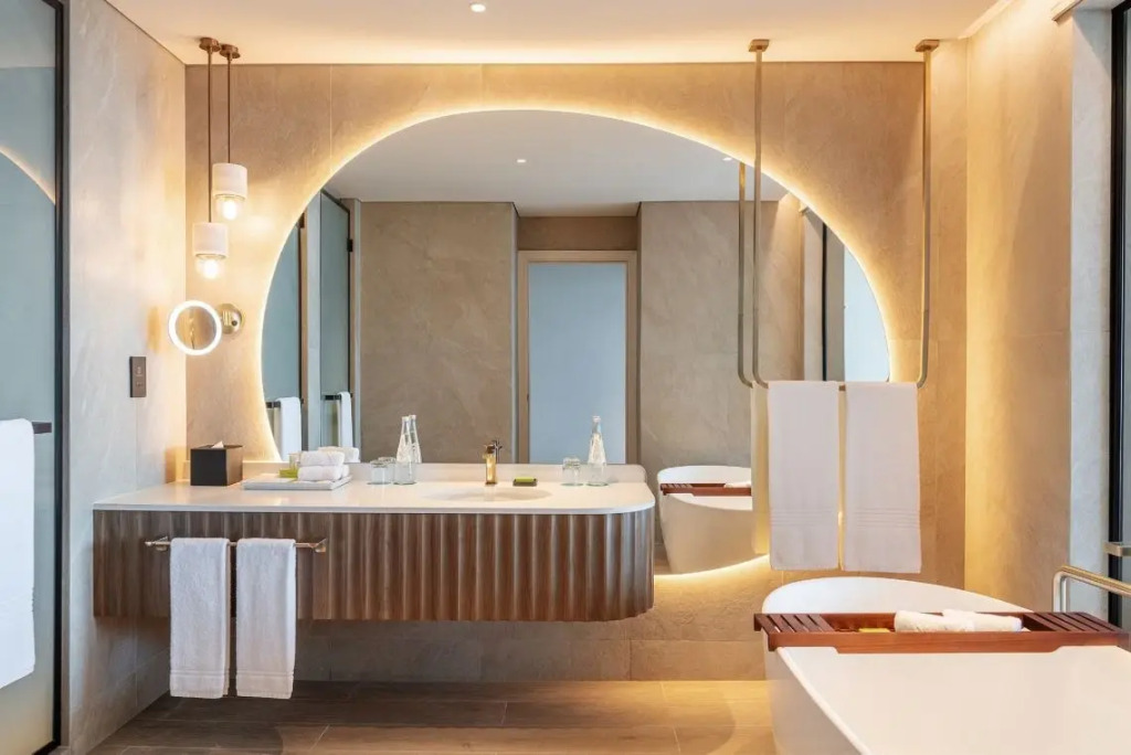Двухместный номер Renovated Superior с балконом и с видом на море 2 отдельные кровати в Le Meridien Al Aqah Beach