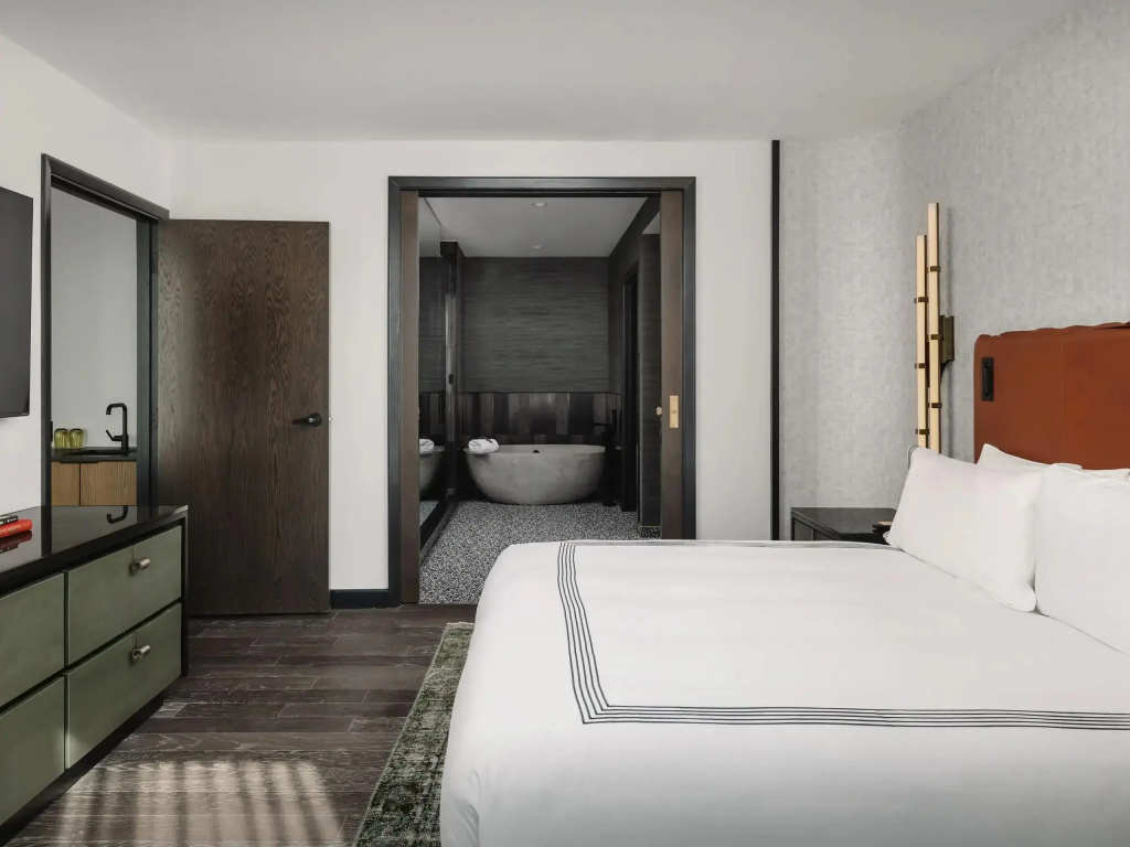 Thompson Double Suite (full double bed)