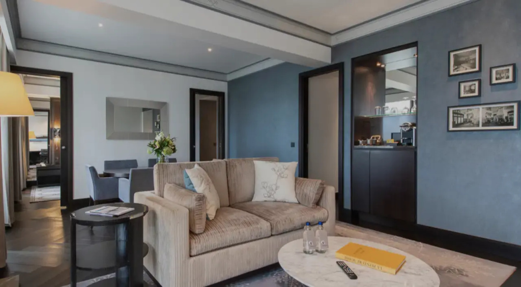 Double Savoy Suite with lake view (full double bed)